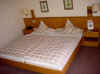 hotel-innen-bett.jpg (19541 bytes)